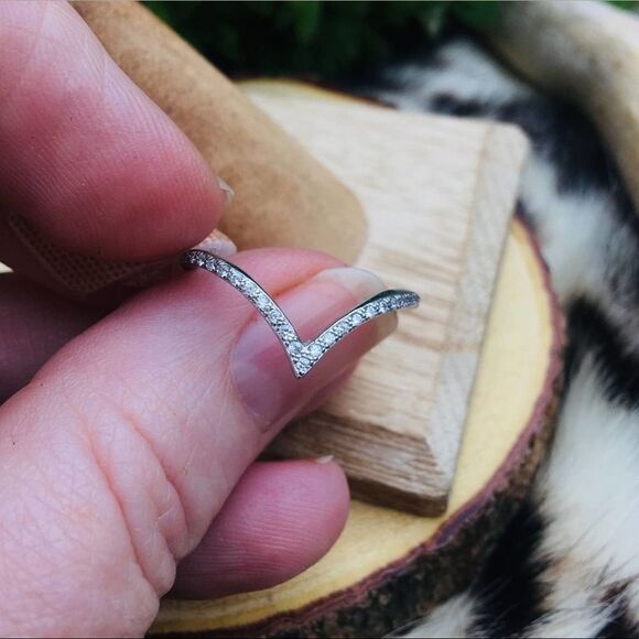Sterling Silver CZ V Shape Ring Size 7 - Picture 3 of 4